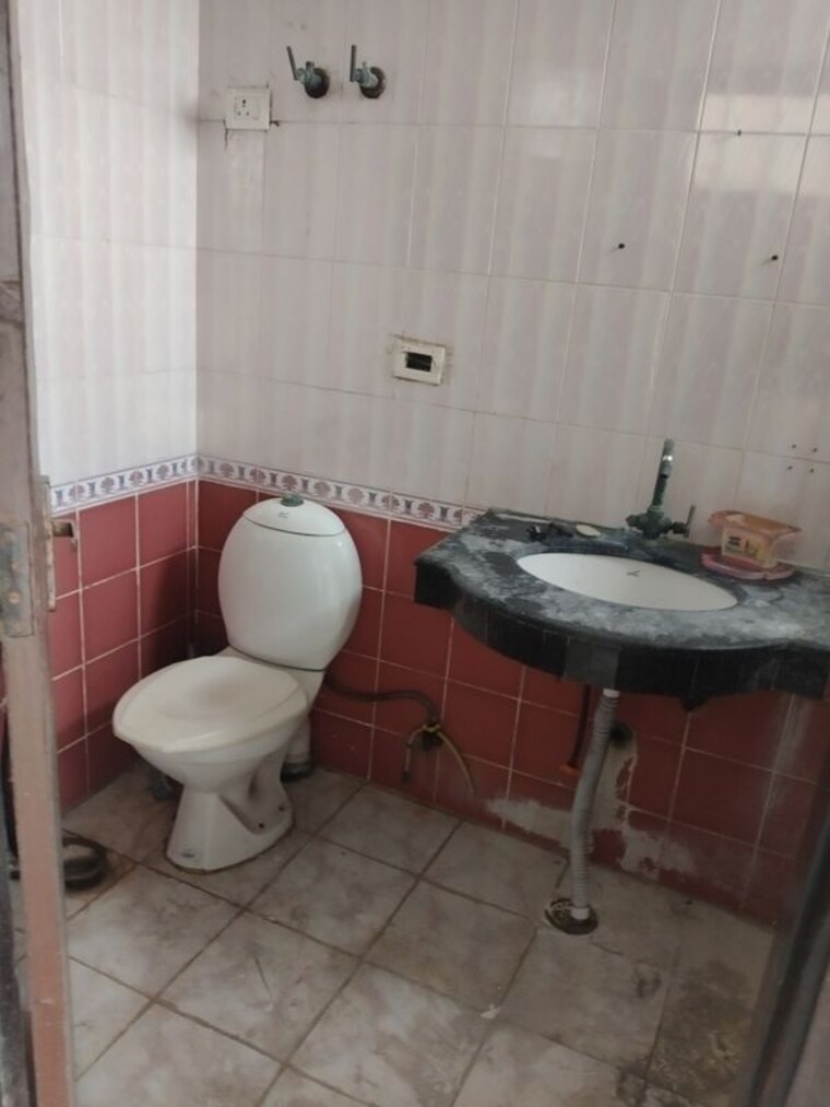 Bathroom, sector 46 3 Bedroom 1450 Sq.Ft. Apartment In Sector 46 Faridabad 10545680