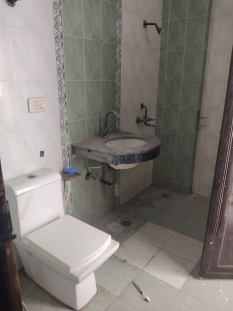 Bathroom, sector 46 3 Bedroom 1450 Sq.Ft. Apartment In Sector 46 Faridabad 10545680
