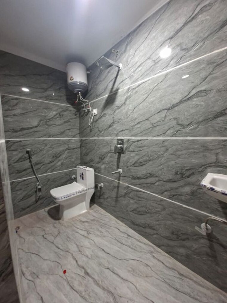 Bathroom, chattarpur 2 Bedroom 850 Sq.Ft. Builder Floor In Chattarpur Delhi 10545716