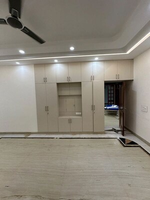 Room in 3 BHK Builder Floor at Sushant Lok Iii – for Rent