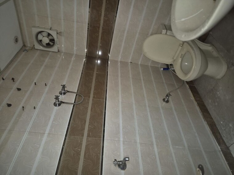 Bathroom, mayur vihar 3.5 Bedroom 1450 Sq.Ft. Apartment In Mayur Vihar Delhi 10545731