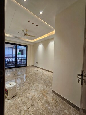 Room in 3 BHK Builder Floor at Sector 57 – for Rent