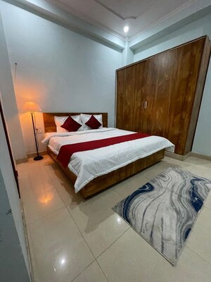 Bedroom in 3 BHK Builder Floor at Sector 42 – for Rent