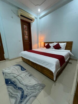 Bedroom in 3 BHK Builder Floor at Sector 42 – for Rent