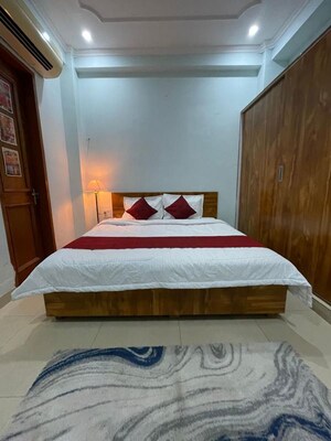 Bedroom in 3 BHK Builder Floor at Sector 42 – for Rent