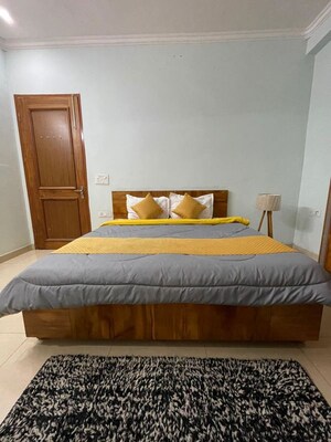 Bedroom in 3 BHK Builder Floor at Sector 42 – for Rent