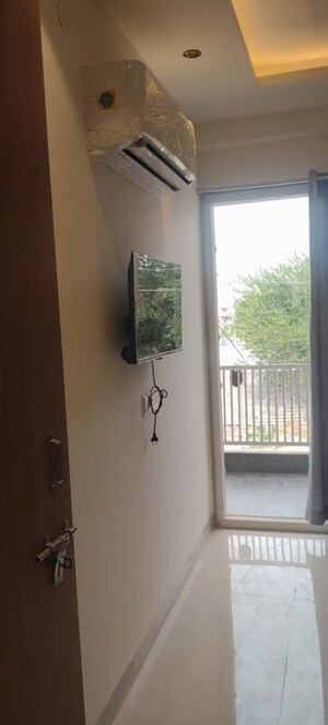 Room in 3 BHK Builder Floor at Smart World Orchard, Sector 61 – for Rent