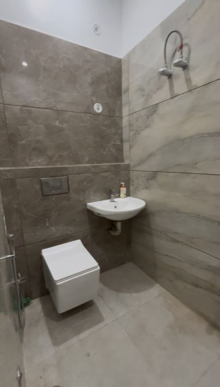 Bathroom, gomti nagar 2 Bedroom 1500 Sq.Ft. Independent House In Gomti Nagar Lucknow 10545898