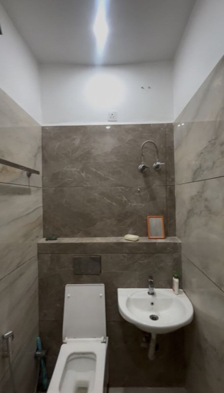 Attached Bathroom, gomti nagar 2 Bedroom 1500 Sq.Ft. Independent House In Gomti Nagar Lucknow 10545898