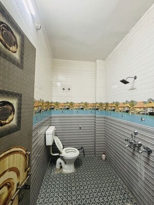 Attached Bathroom in 2 BHK Builder Floor at Gomti Nagar – for Rent