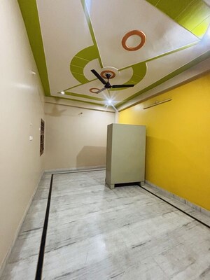 Room in 2 BHK Builder Floor at Gomti Nagar – for Rent