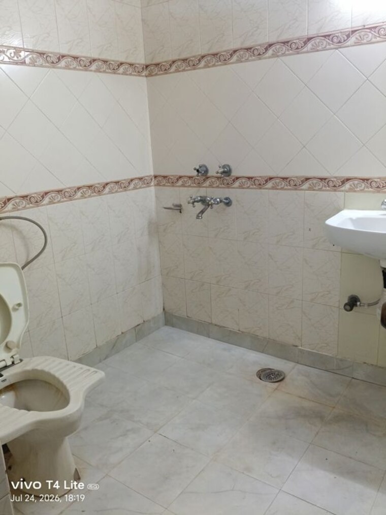 Bathroom, khirki extension 3 Bedroom 100 Sq.Yd. Builder Floor In Khirki Extension Delhi 10546057