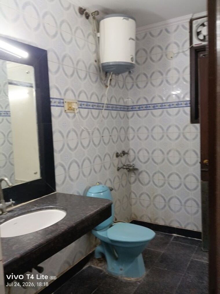 Bathroom, khirki extension 3 Bedroom 100 Sq.Yd. Builder Floor In Khirki Extension Delhi 10546057