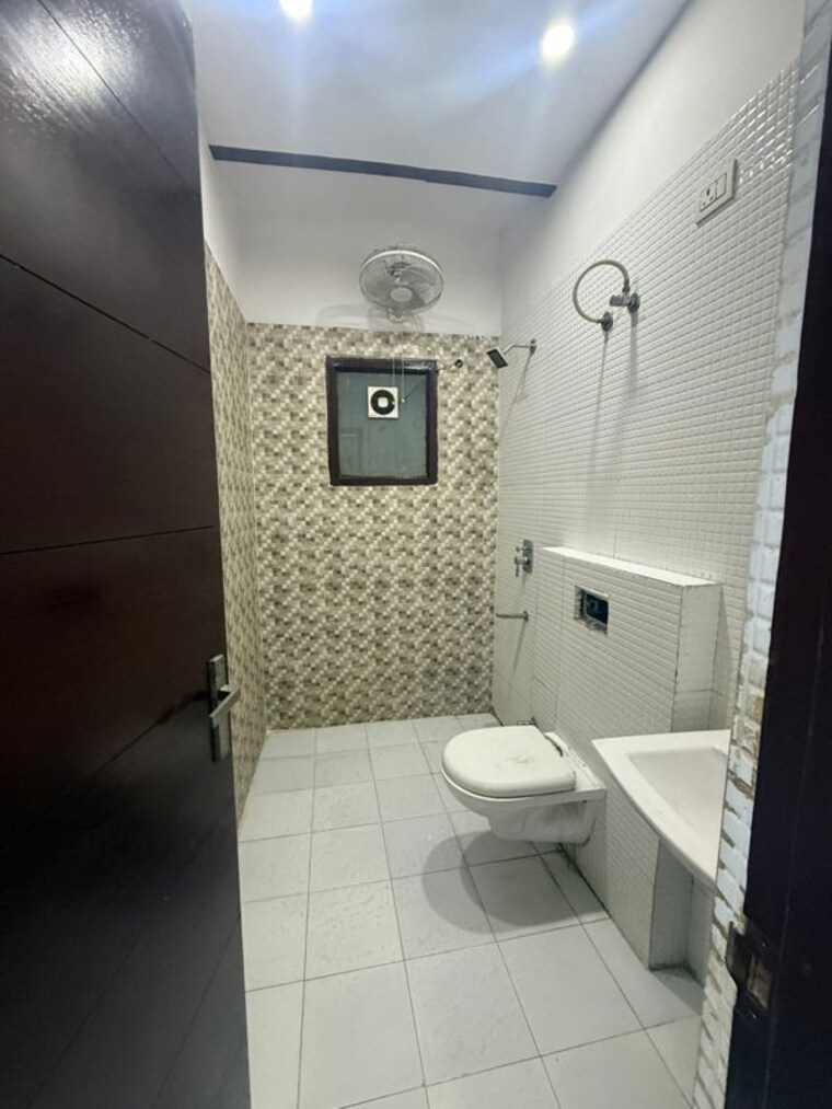 Bathroom, pir machalla 3 Bedroom 1050 Sq.Ft. Builder Floor In Pir Machalla Zirakpur 10546078