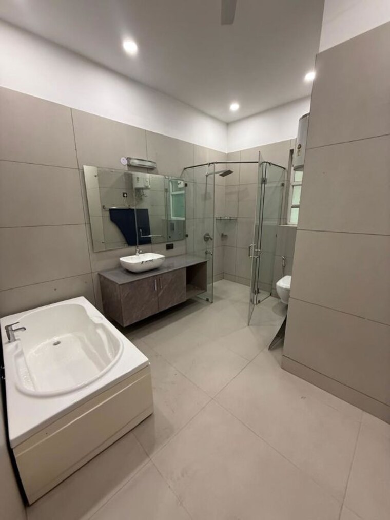 Bathroom, dlf-the-icon 4 Bedroom 2800 Sq.Ft. Apartment In Dlf Phase V Gurgaon 10546324