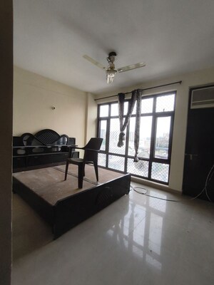Room in 2.5 BHK Apartment at Vip Road – for Rent