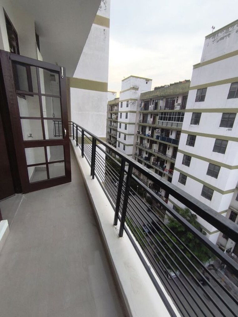 Balcony, vip road 2.5 Bedroom 1550 Sq.Ft. Apartment In Vip Road Zirakpur 10546459