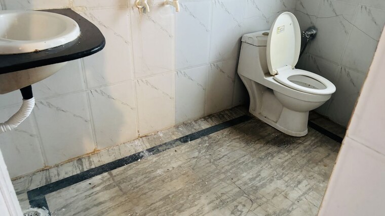 Bathroom, sector 9 Pg For Girls In Sector 9 10546555