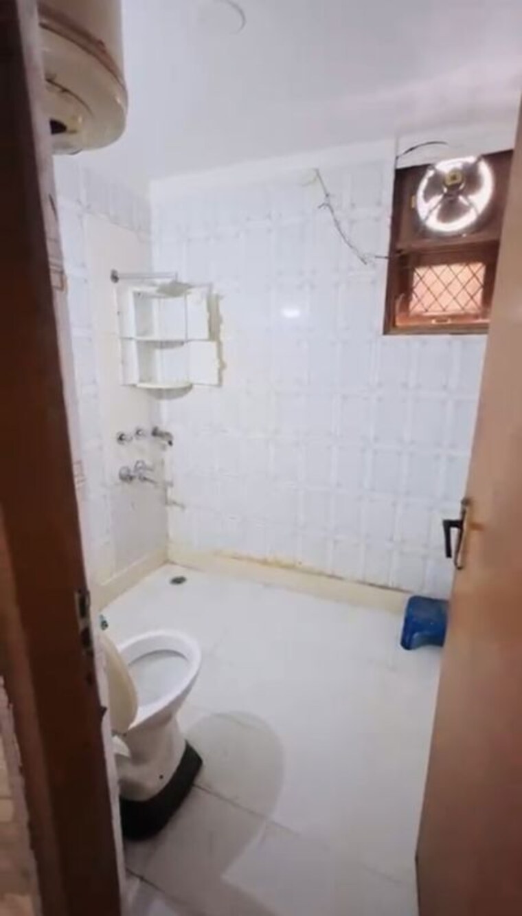 Bathroom, khirki extension 3 Bedroom 1400 Sq.Ft. Builder Floor In Khirki Extension Delhi 10546591