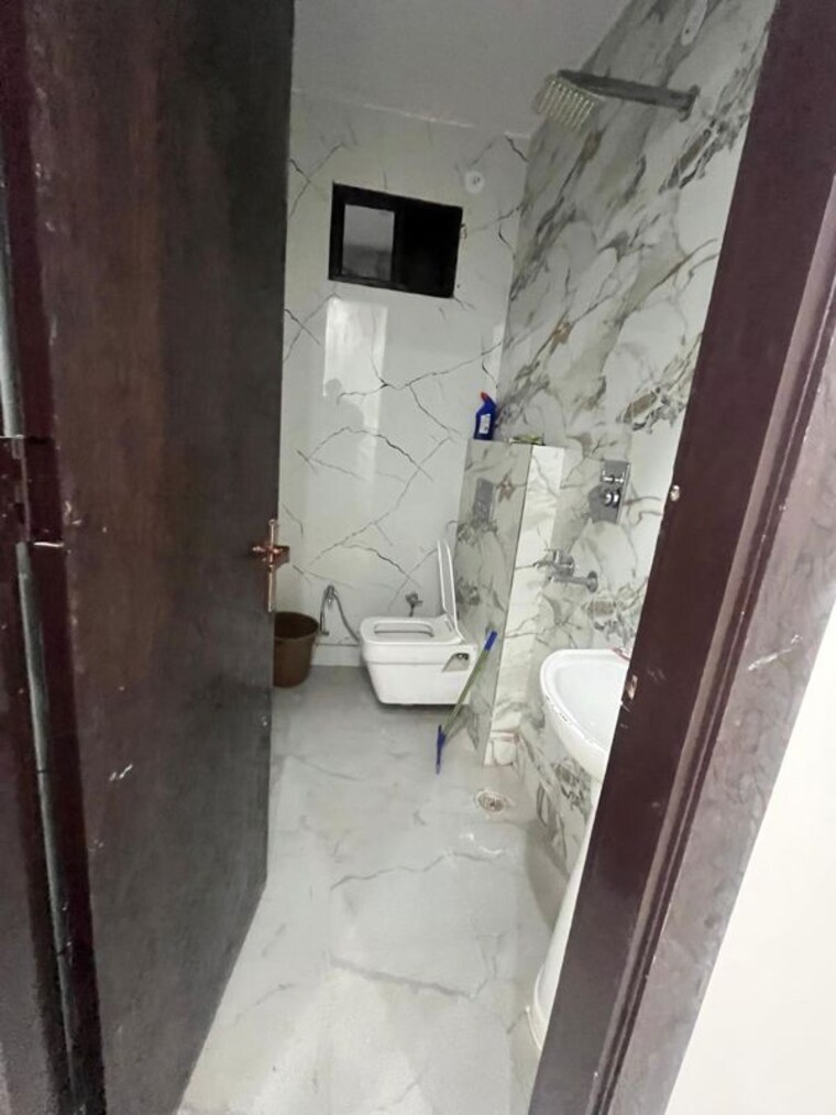Bathroom, dwarka mor 2 Bedroom 60 Sq.Yd. Builder Floor In Dwarka Mor Delhi 10543866