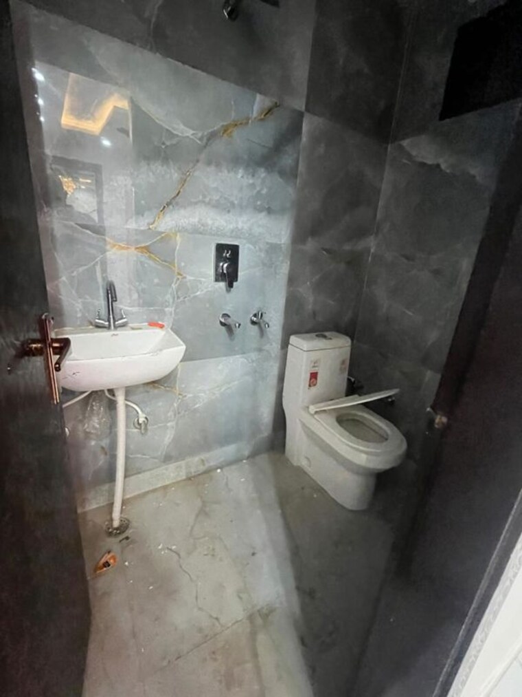 Bathroom, dwarka mor 2 Bedroom 60 Sq.Yd. Builder Floor In Dwarka Mor Delhi 10543866