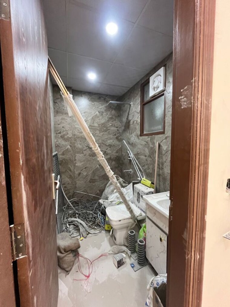 Bathroom, chattarpur 3 Bedroom 130 Sq.Yd. Builder Floor In Chattarpur Delhi 10546785