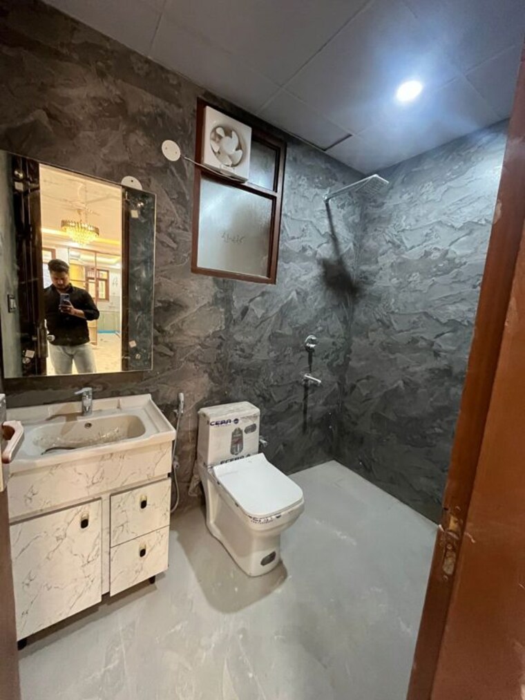 Bathroom, chattarpur 3 Bedroom 130 Sq.Yd. Builder Floor In Chattarpur Delhi 10546785
