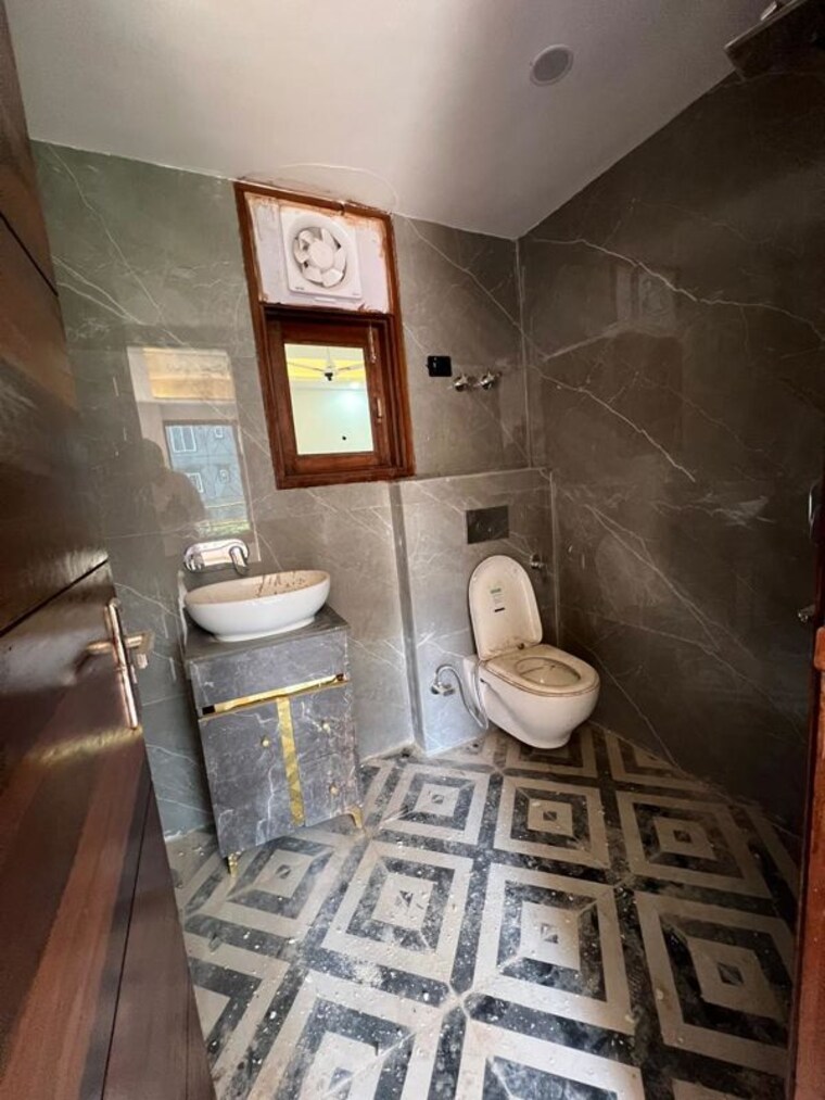 Bathroom, chattarpur 3 Bedroom 130 Sq.Yd. Builder Floor In Chattarpur Delhi 10546785