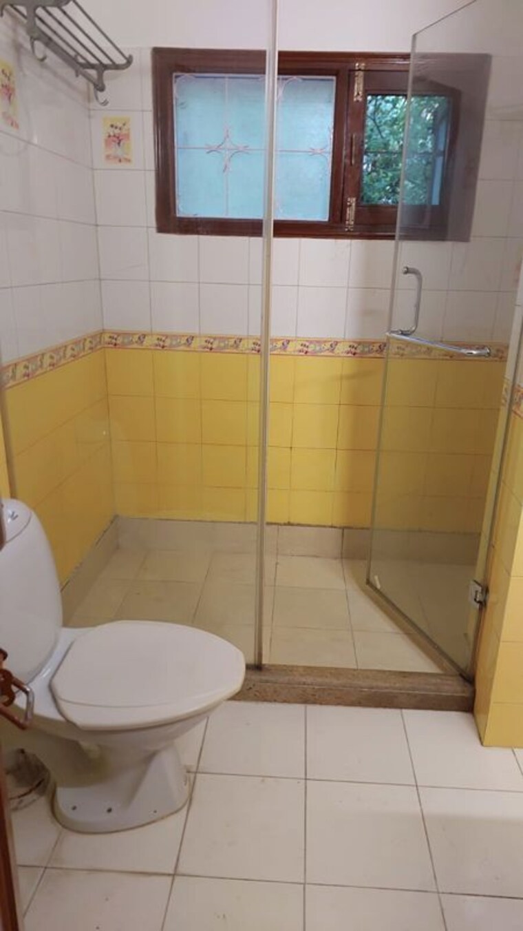 Bathroom, vasant kunj 3 Bedroom 1700 Sq.Ft. Apartment In Vasant Kunj Delhi 10546794