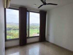 Room in 3 BHK Apartment at Oberoi Realty Esquire, Goregaon East – for Rent