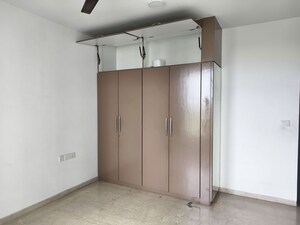 Room in 3 BHK Apartment at Oberoi Realty Esquire, Goregaon East – for Rent
