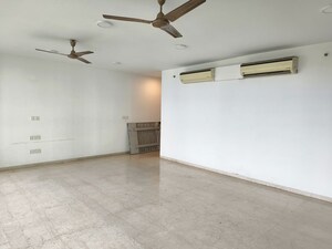 Room in 3 BHK Apartment at Oberoi Realty Esquire, Goregaon East – for Rent