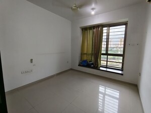 Room in 2.5 BHK Apartment at Oberoi Realty Woods, Goregaon East – for Rent