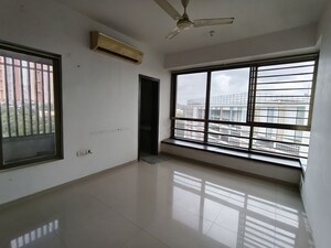 Room in 2.5 BHK Apartment at Oberoi Realty Woods, Goregaon East – for Rent