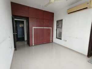Room in 2.5 BHK Apartment at Oberoi Realty Woods, Goregaon East – for Rent