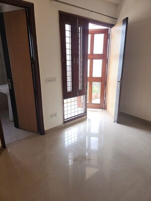 Room in 3 BHK Builder Floor at Sector 45 – for Rent