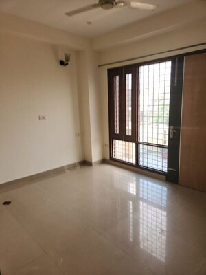 Room in 3 BHK Builder Floor at Sector 45 – for Rent