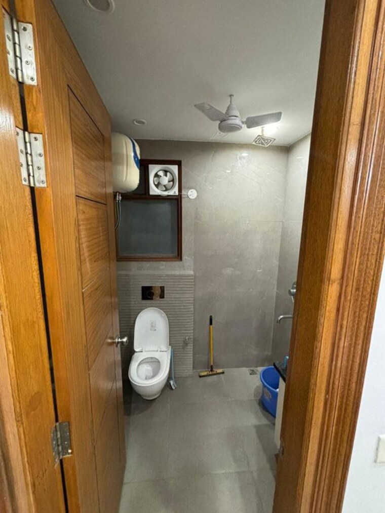 Bathroom, smart-world-orchard 2 Bedroom 1150 Sq.Ft. Builder Floor In Sector 61 Gurgaon 10547047