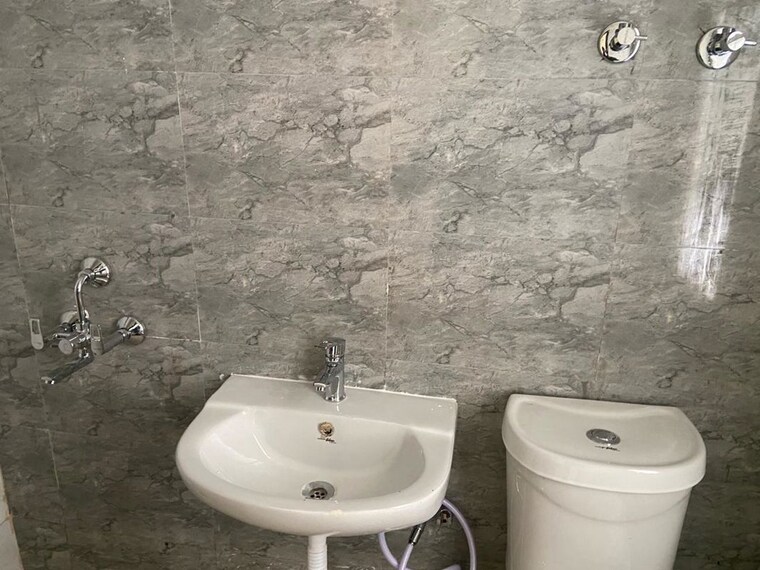Bathroom, galaxy-royale 2.5 Bedroom 1175 Sq.Ft. Apartment In Gaur City 2 Greater Noida 10547082