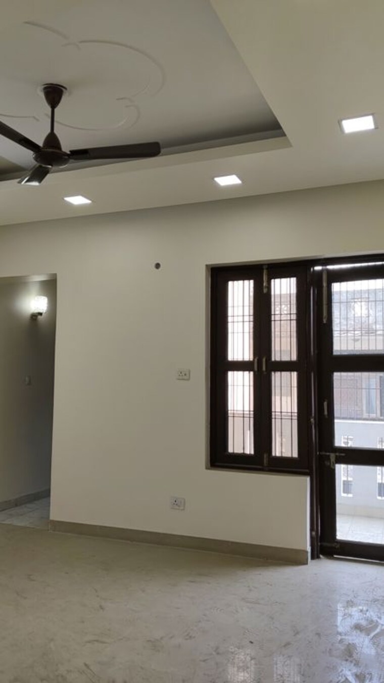 Room, spring field colony 3 Bedroom 250 Sq.Yd. Builder Floor In Spring Field Colony Faridabad 10547063
