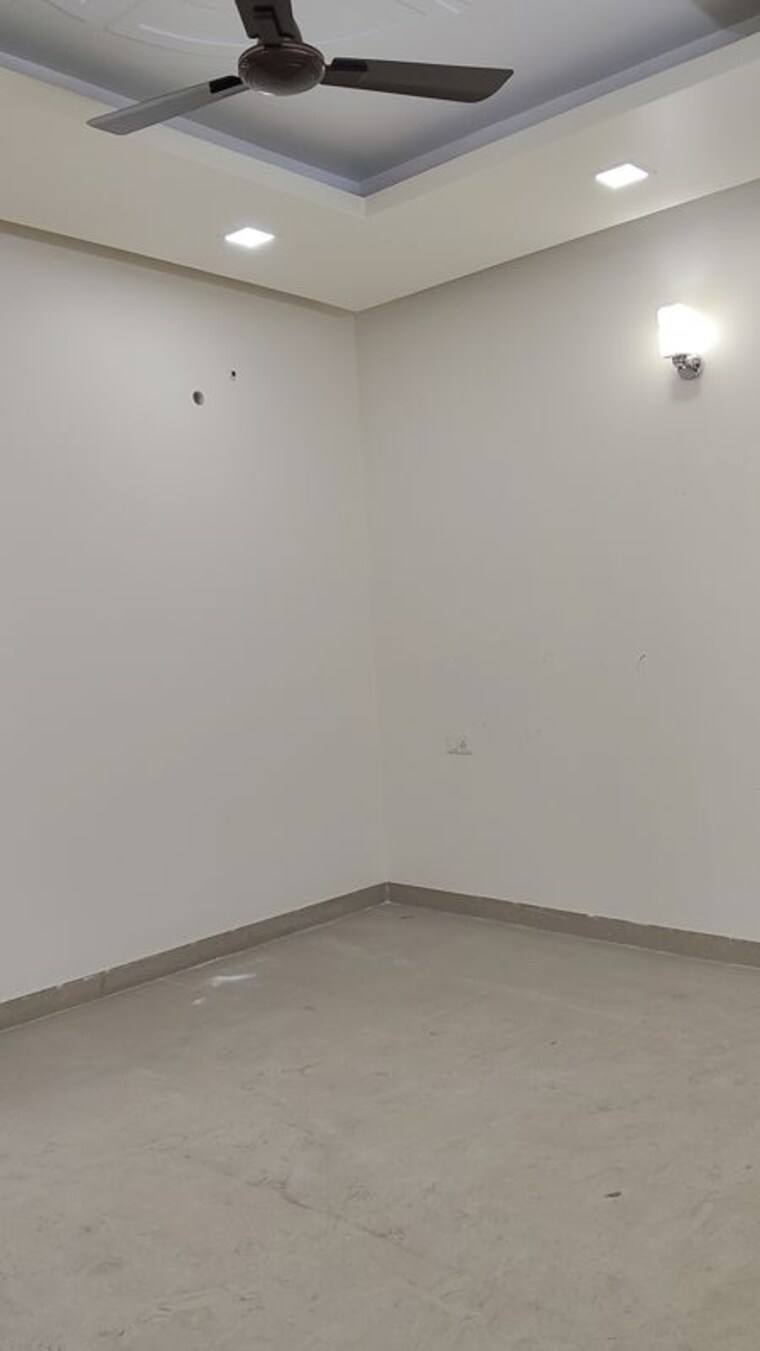 Room, spring field colony 3 Bedroom 250 Sq.Yd. Builder Floor In Spring Field Colony Faridabad 10547063