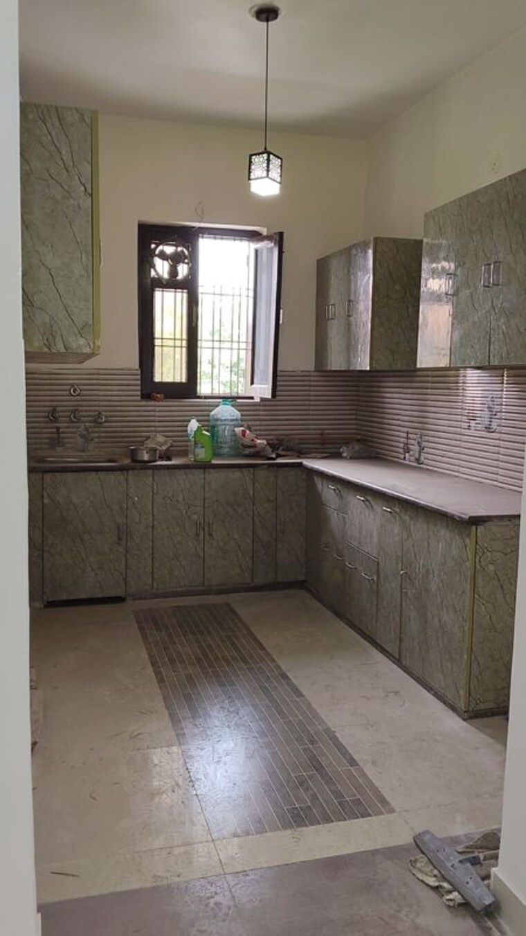 Kitchen, spring field colony 3 Bedroom 250 Sq.Yd. Builder Floor In Spring Field Colony Faridabad 10547063