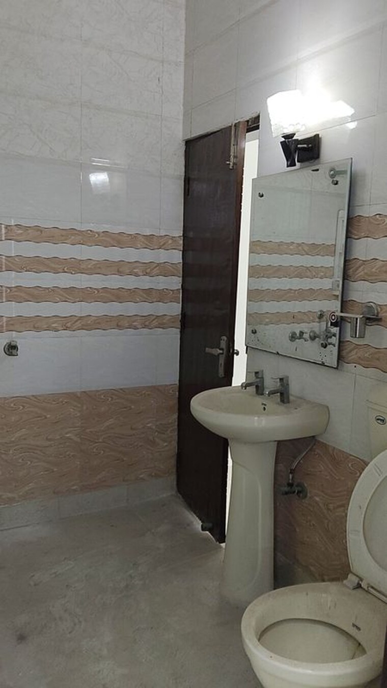Bathroom, spring field colony 3 Bedroom 250 Sq.Yd. Builder Floor In Spring Field Colony Faridabad 10547063