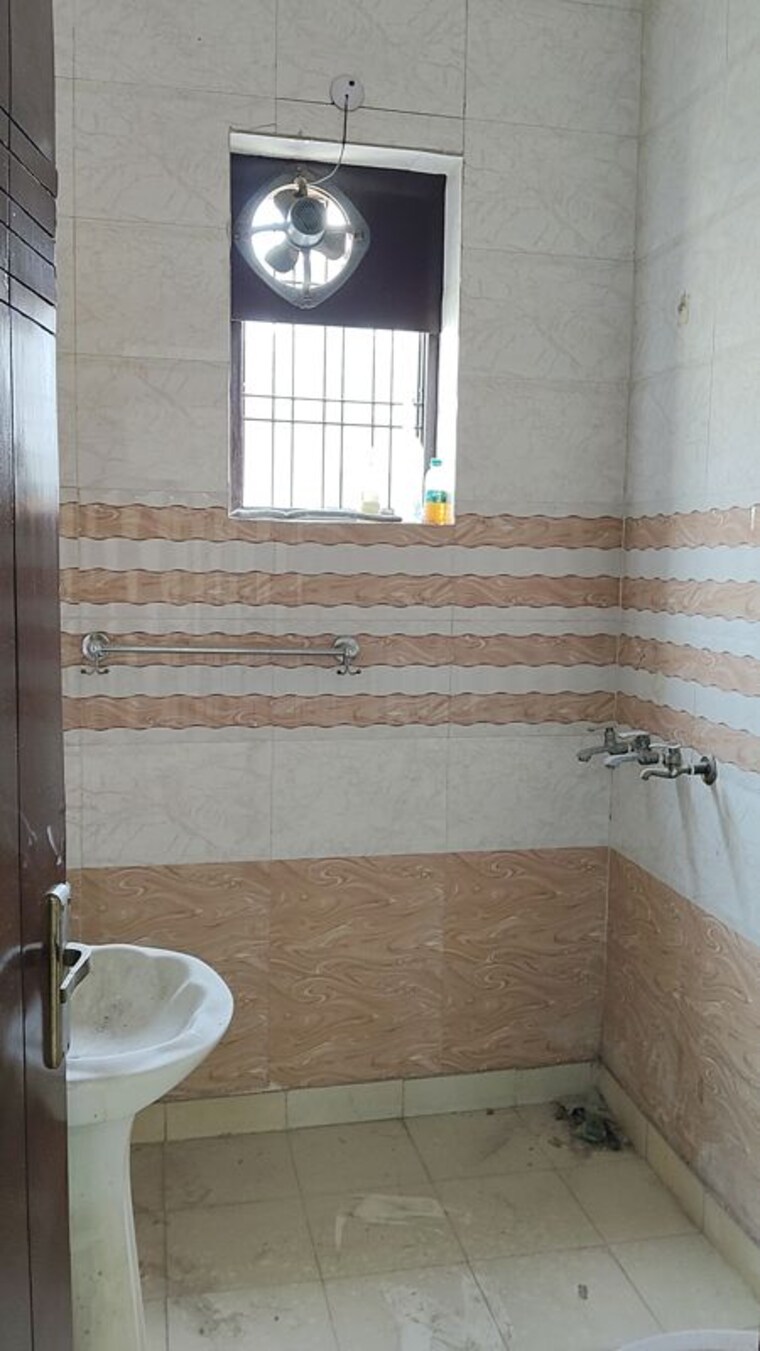 Bathroom, spring field colony 3 Bedroom 250 Sq.Yd. Builder Floor In Spring Field Colony Faridabad 10547063