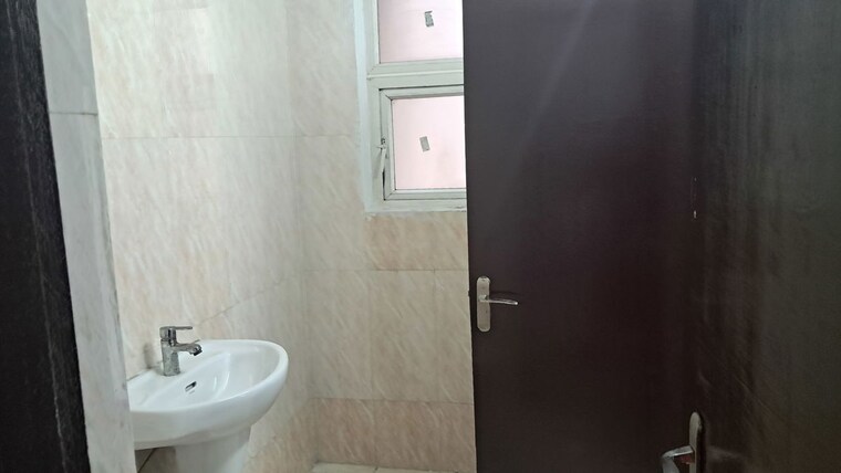 Bathroom, amrapali-silicon-city 2.5 Bedroom 1180 Sq.Ft. Apartment In Sector 76 Noida 10547111