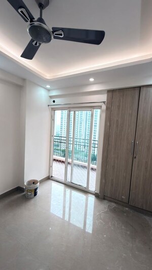 Room in 3 BHK Apartment at Amrapali Silicon City, Sector 76 – for Rent