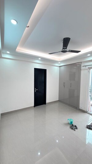 Room in 3 BHK Apartment at Amrapali Silicon City, Sector 76 – for Rent