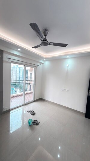 Room in 3 BHK Apartment at Amrapali Silicon City, Sector 76 – for Rent