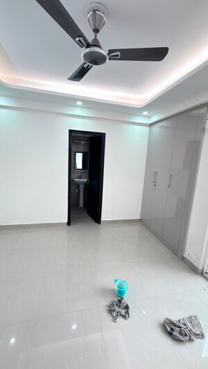 Room in 3 BHK Apartment at Amrapali Silicon City, Sector 76 – for Rent