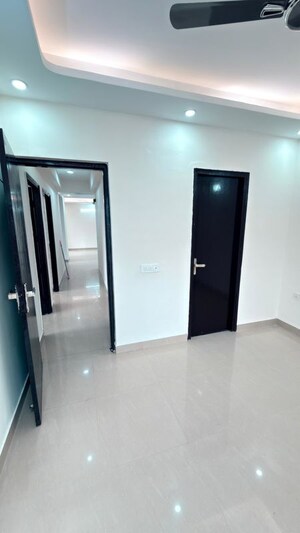 Furnished Amenities in 3 BHK Apartment at Amrapali Silicon City, Sector 76 – for Rent